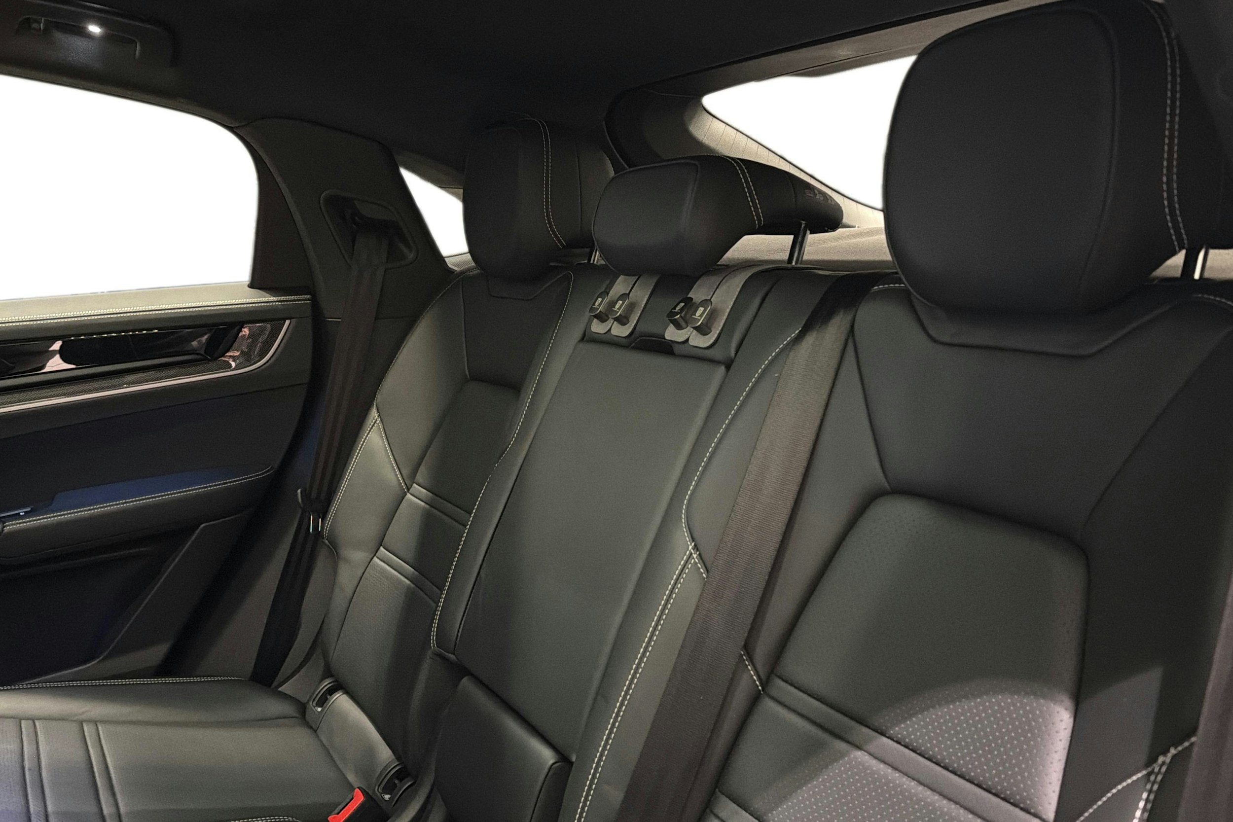 sininen Porsche Cayenne 2024 kuva 9.