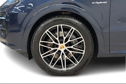 sininen Porsche Cayenne 2024 kuva 10.