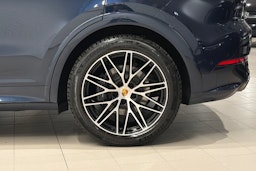 sininen Porsche Cayenne 2024 kuva 11.