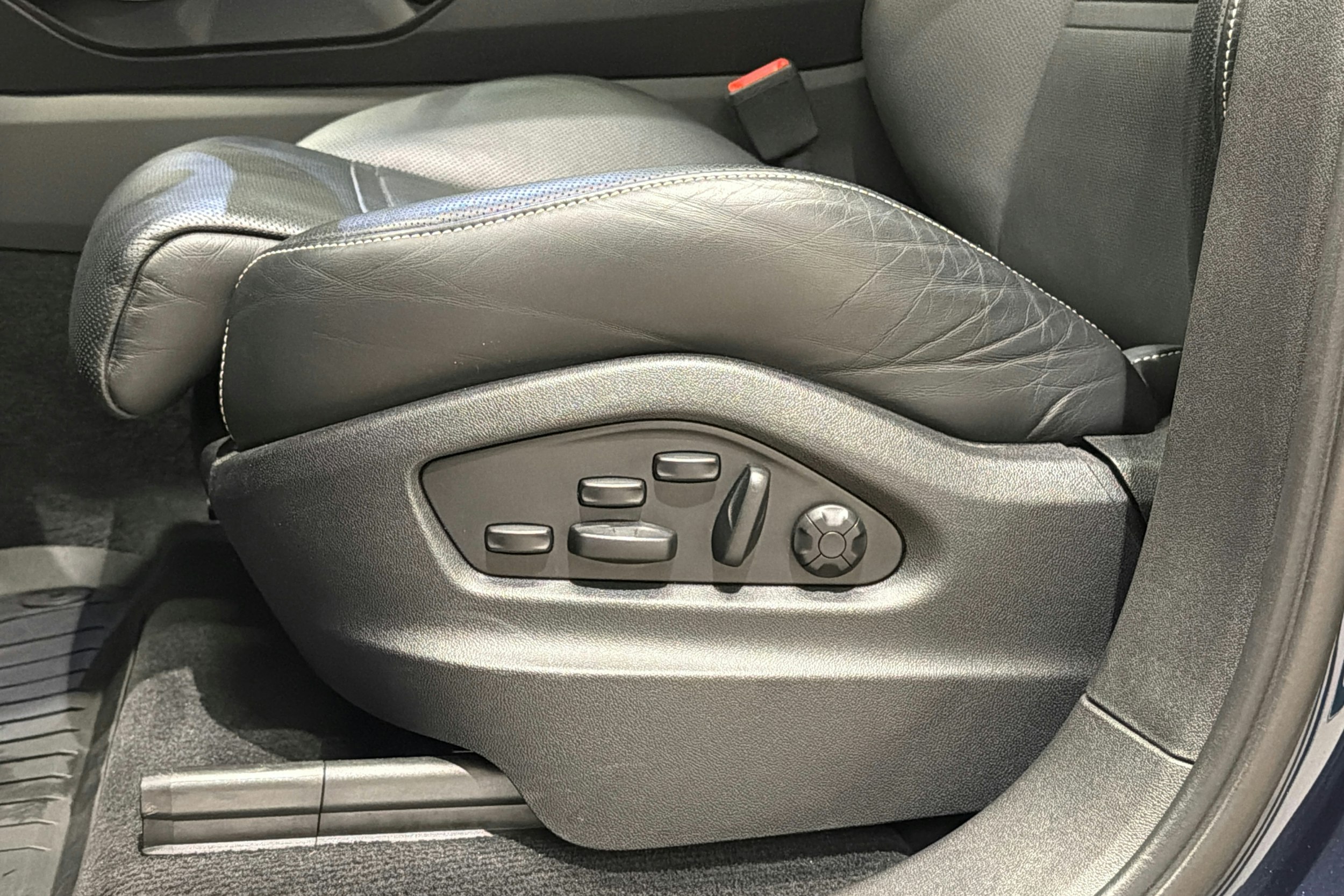 sininen Porsche Cayenne 2024 kuva 12.