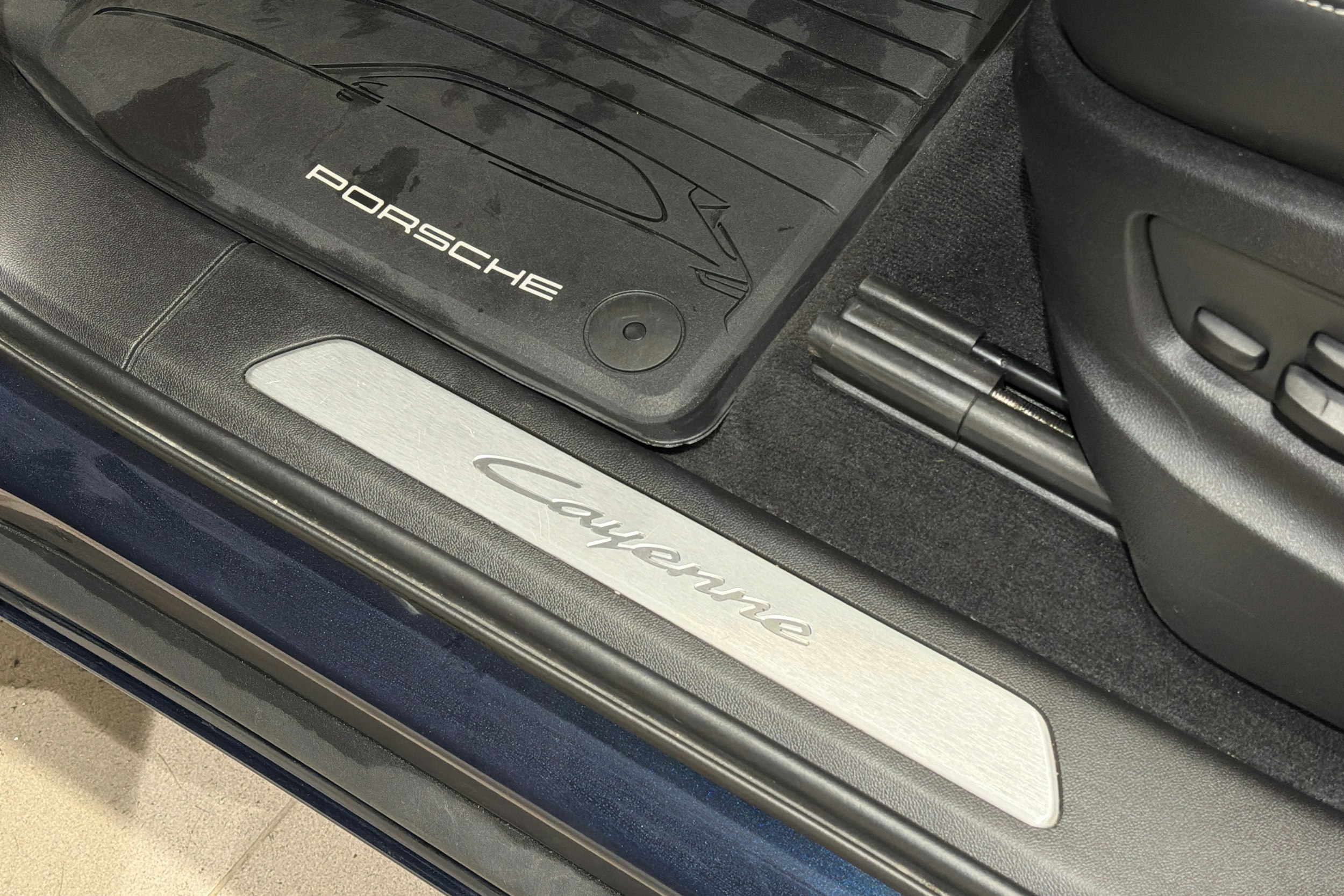 sininen Porsche Cayenne 2024 kuva 13.