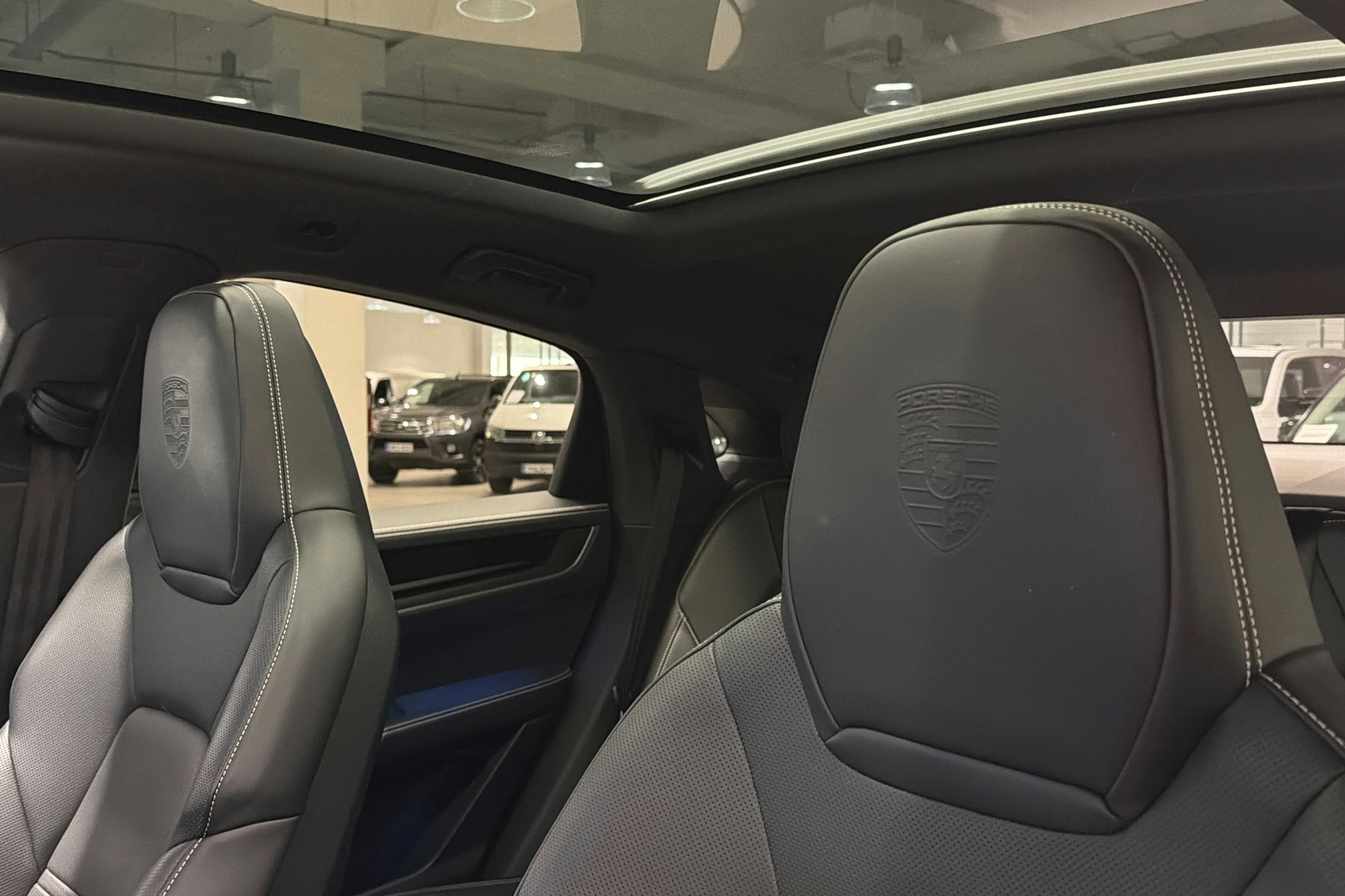 sininen Porsche Cayenne 2024 kuva 15.