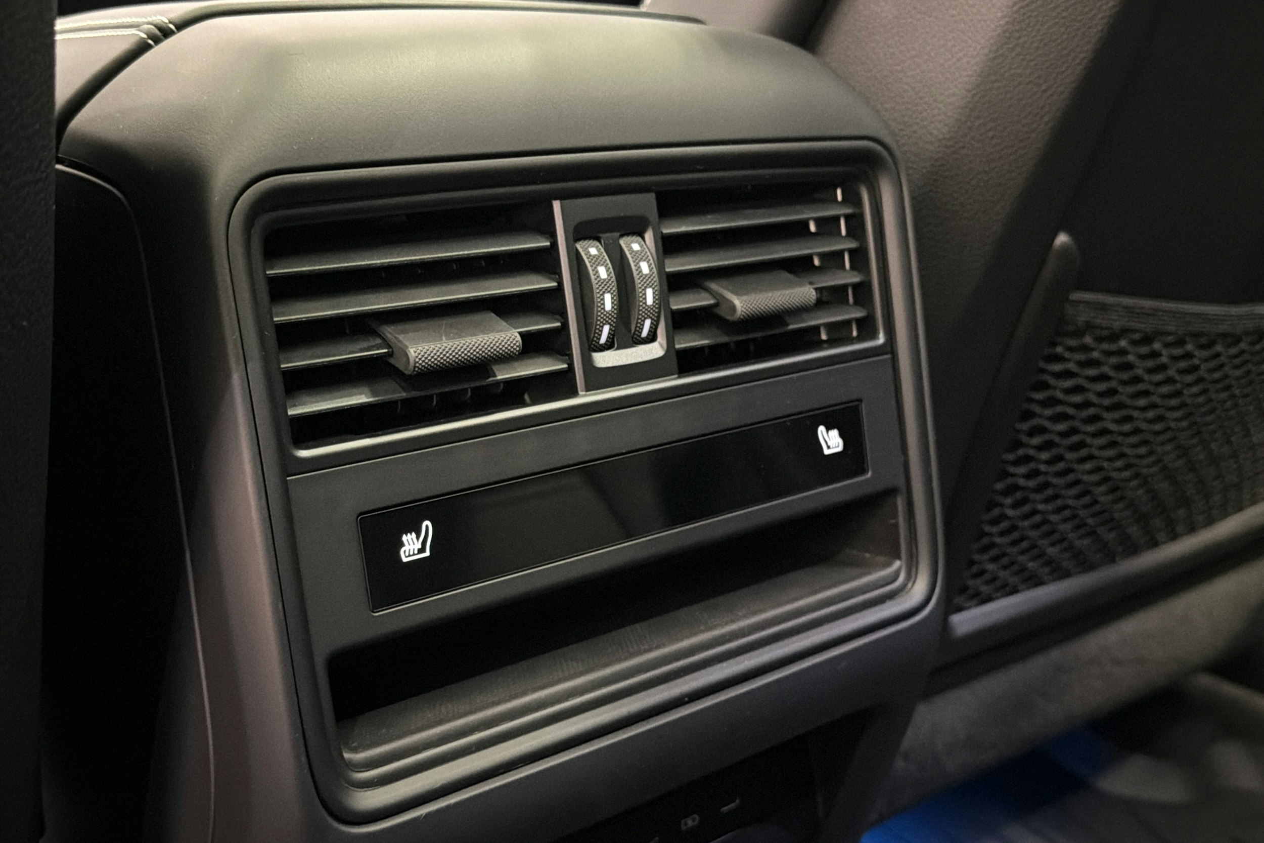 sininen Porsche Cayenne 2024 kuva 16.