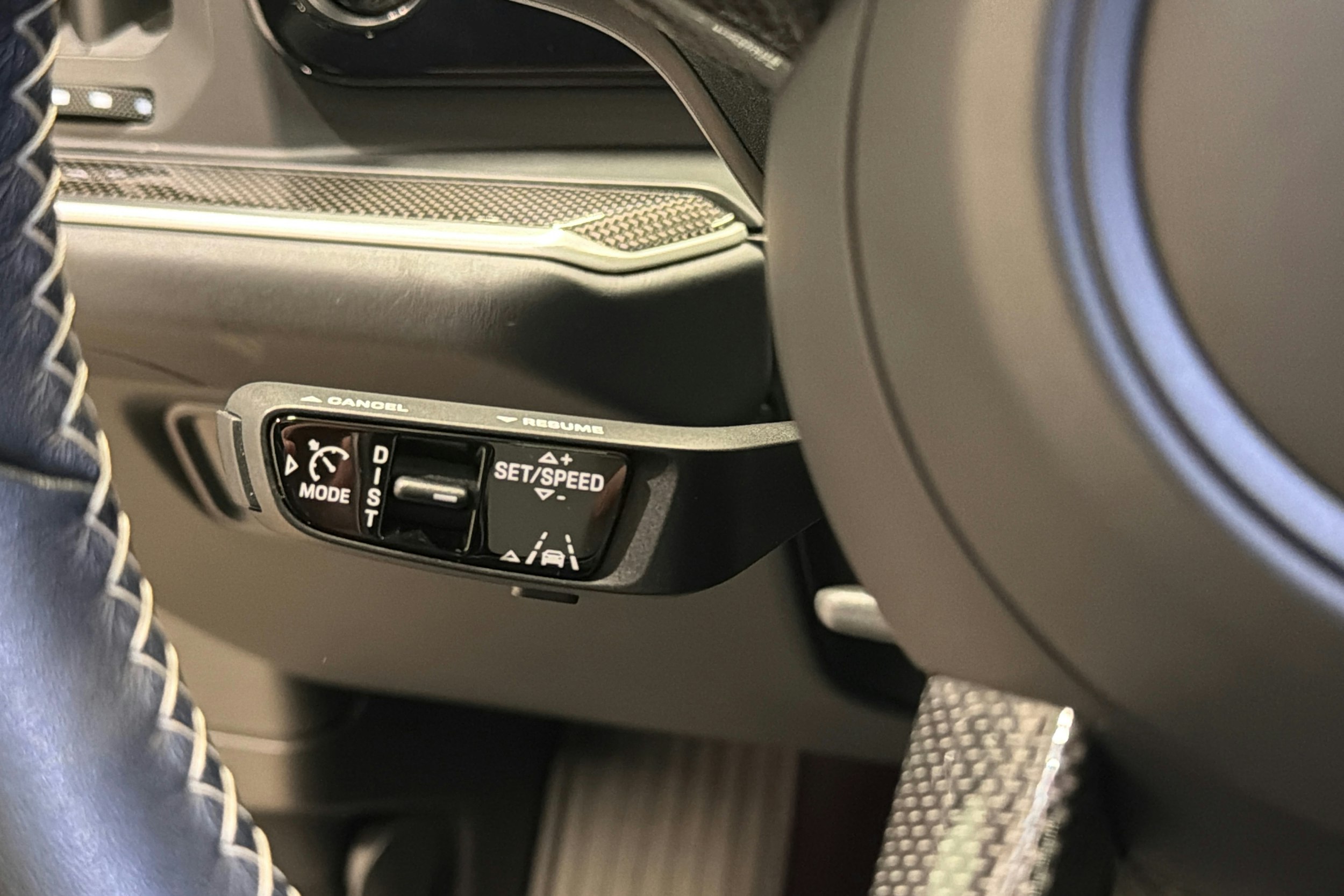 sininen Porsche Cayenne 2024 kuva 17.