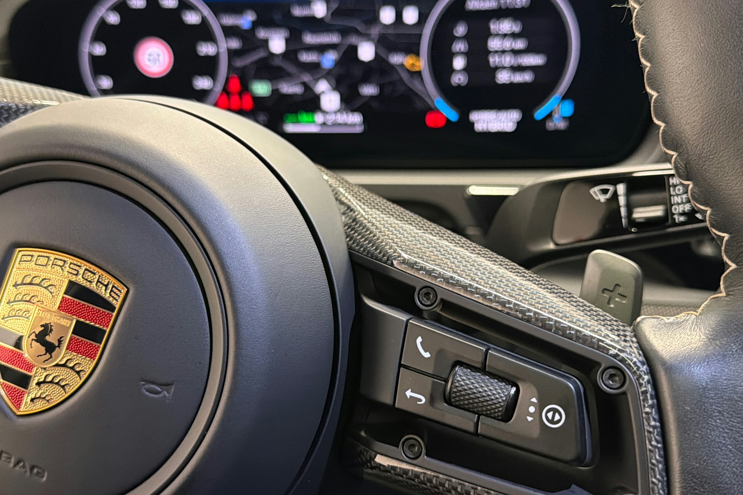 sininen Porsche Cayenne 2024 kuva 18.