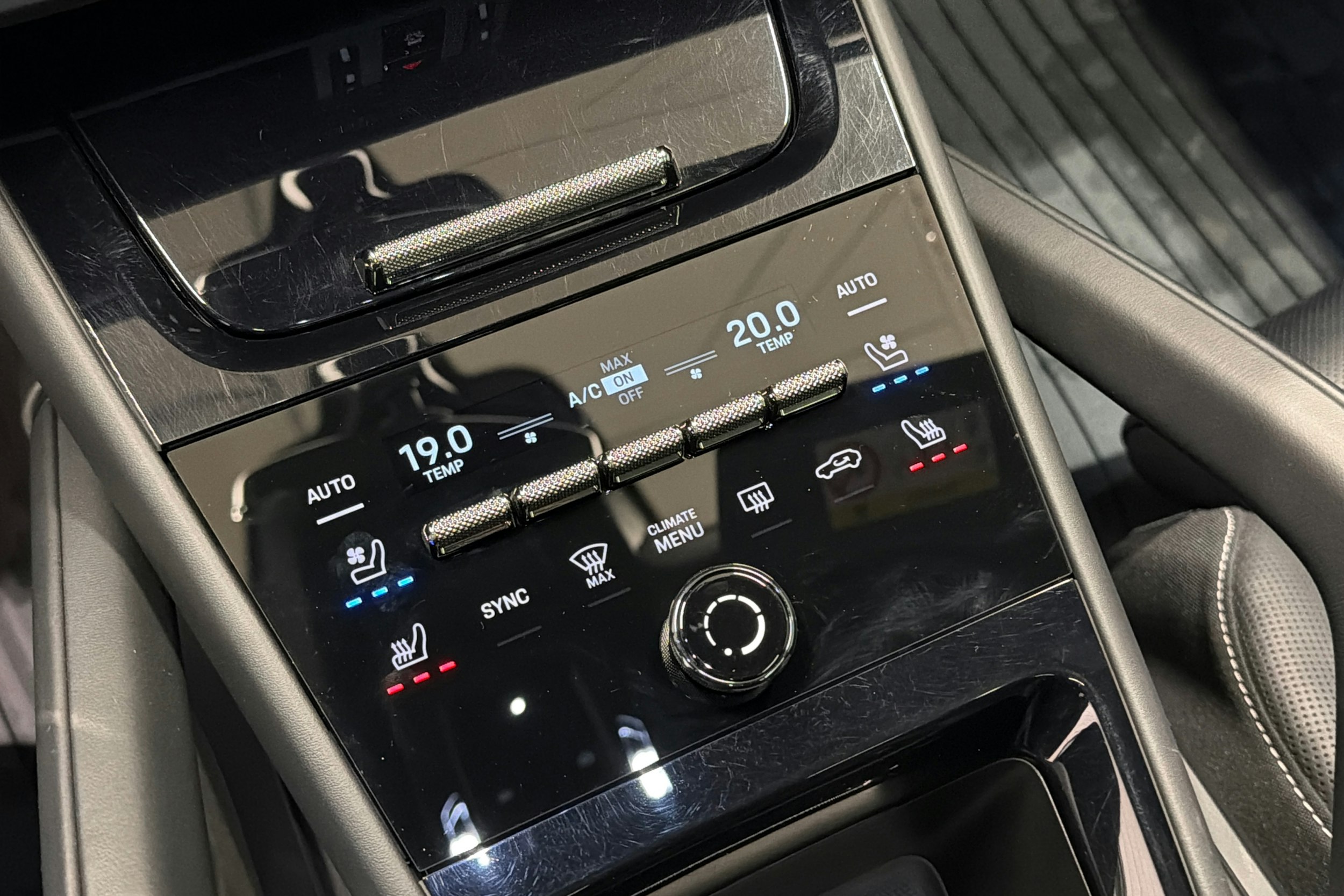 sininen Porsche Cayenne 2024 kuva 19.