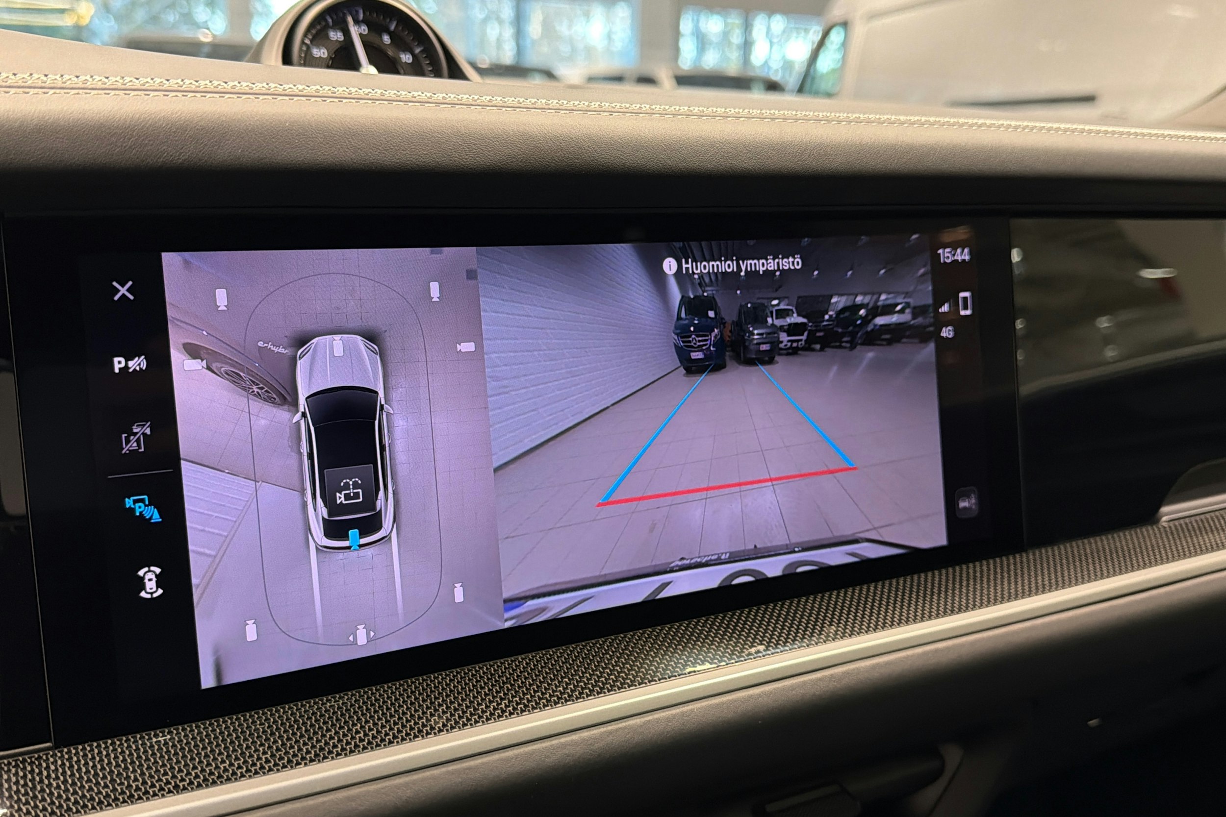 sininen Porsche Cayenne 2024 kuva 21.