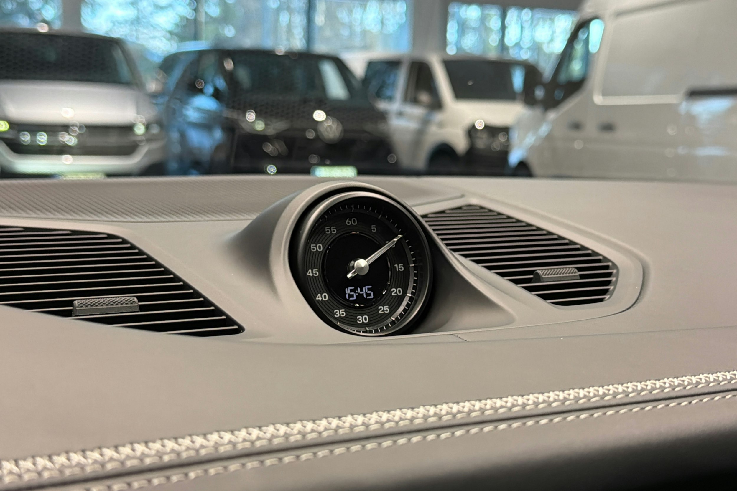 sininen Porsche Cayenne 2024 kuva 22.