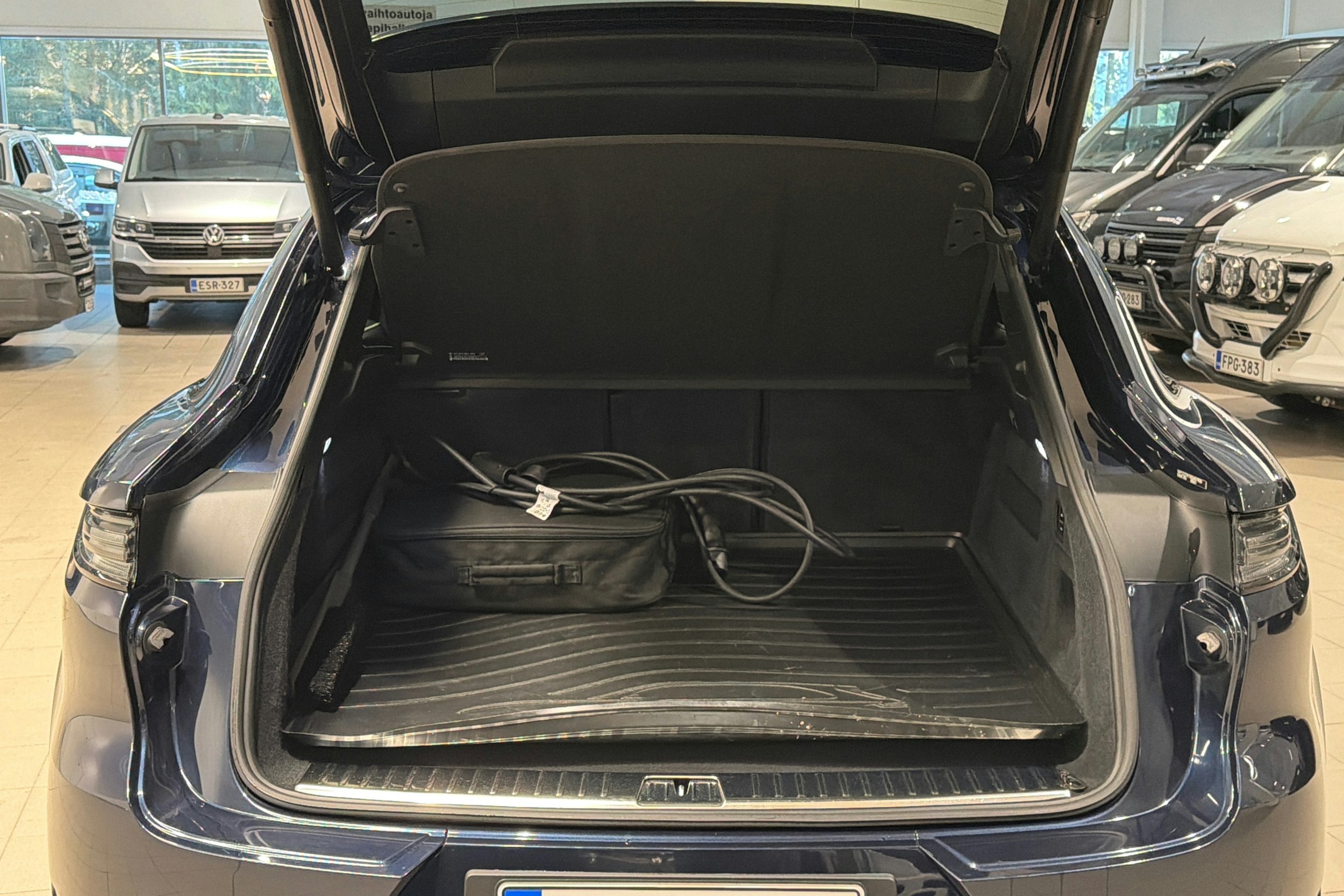 sininen Porsche Cayenne 2024 kuva 23.