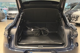 sininen Porsche Cayenne 2024 kuva 23.