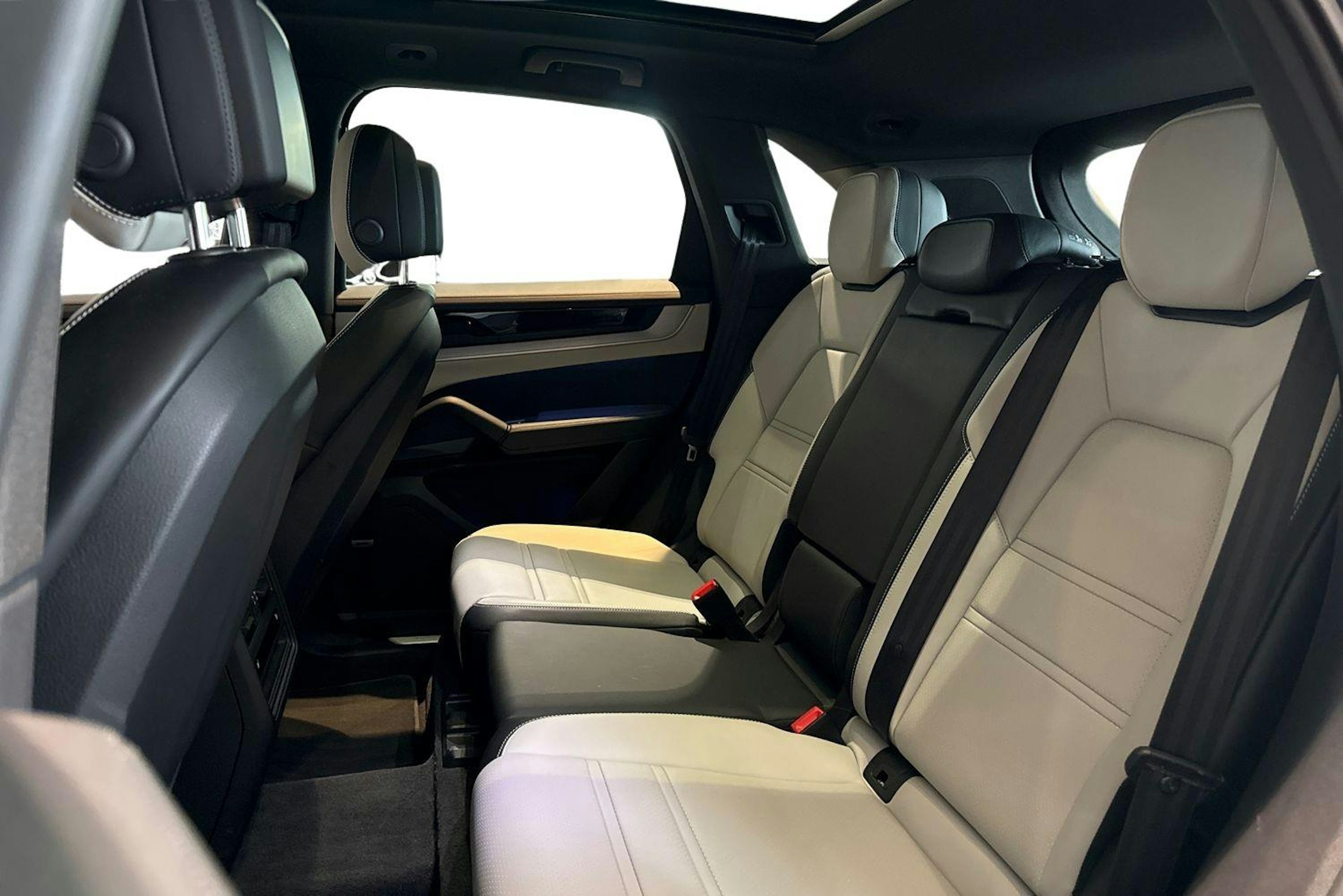 sininen Porsche Cayenne 2024 kuva 8.
