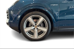 sininen Porsche Cayenne 2024 kuva 9.