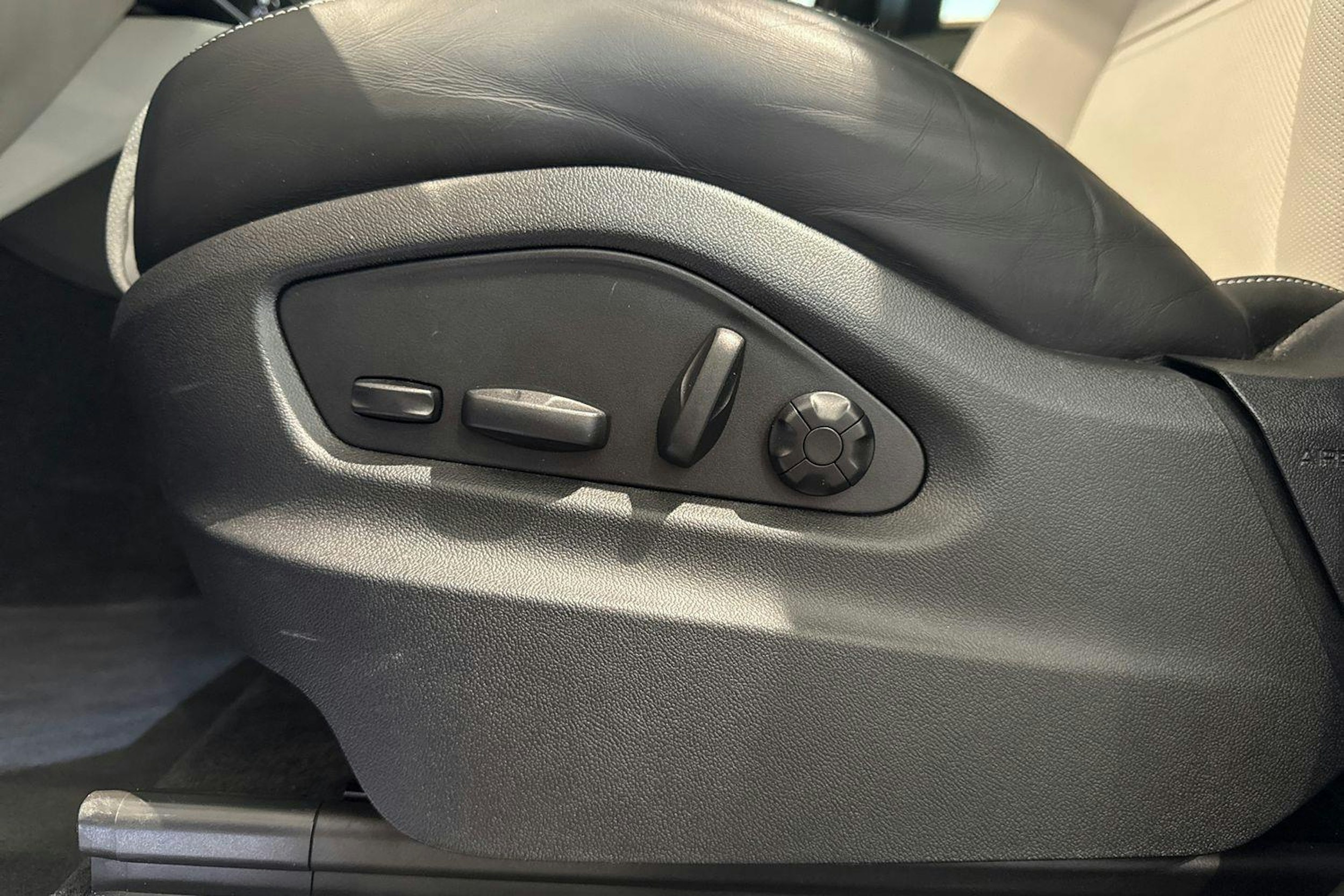 sininen Porsche Cayenne 2024 kuva 10.
