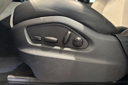 sininen Porsche Cayenne 2024 kuva 10.