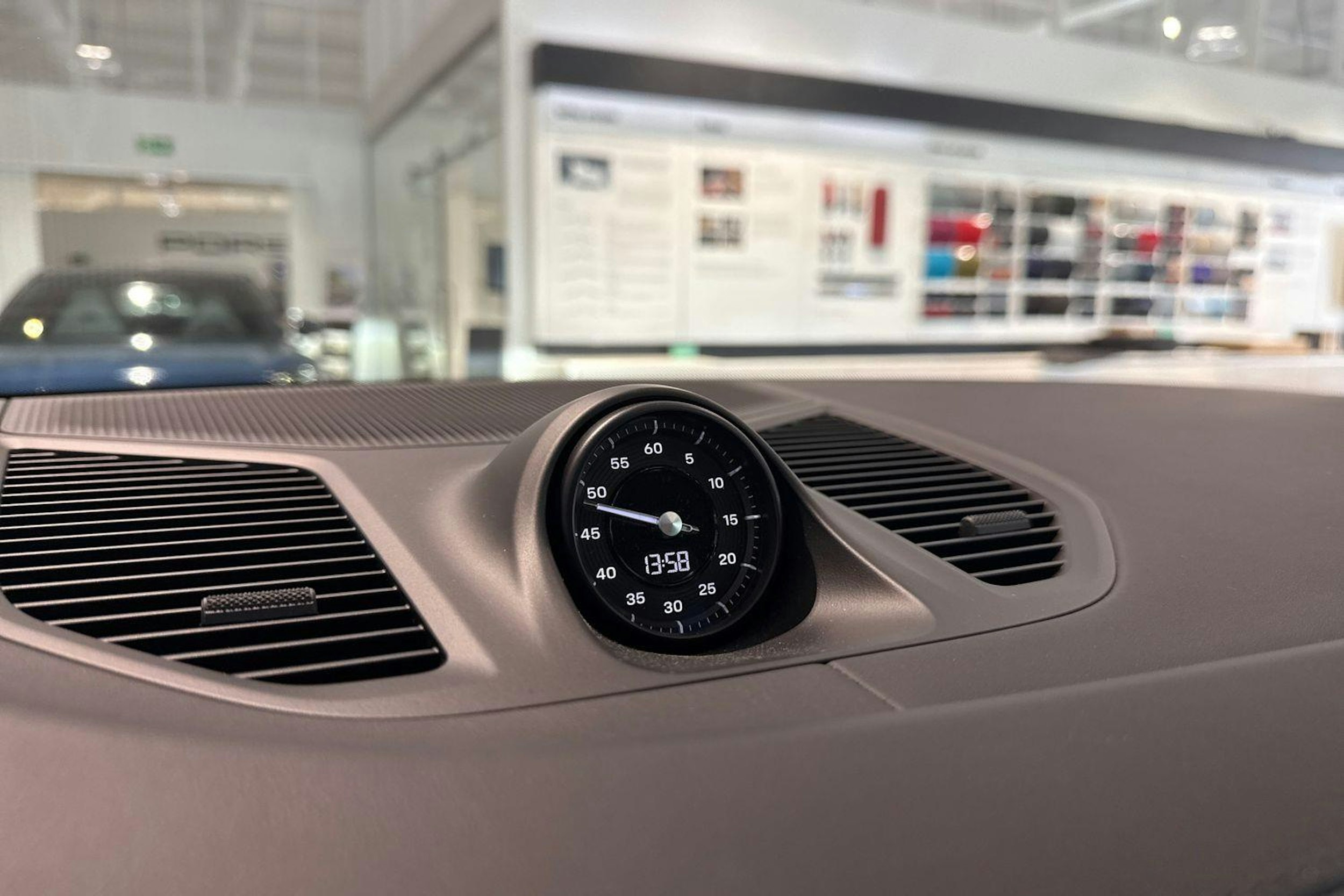 sininen Porsche Cayenne 2024 kuva 11.