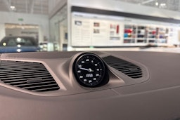 sininen Porsche Cayenne 2024 kuva 11.