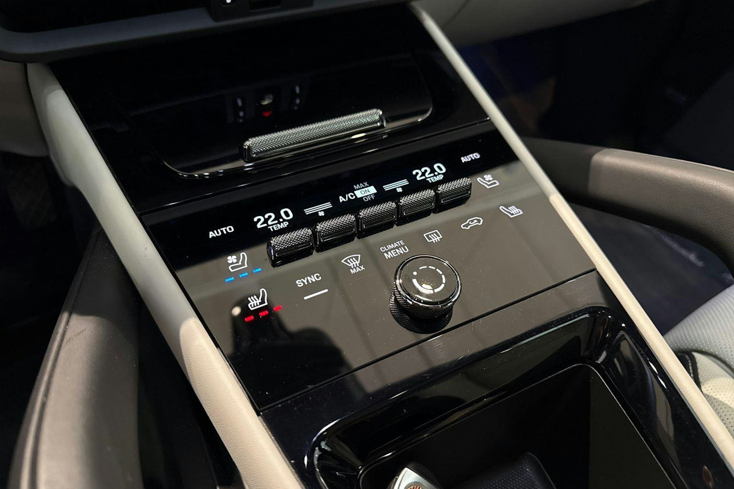 sininen Porsche Cayenne 2024 kuva 12.