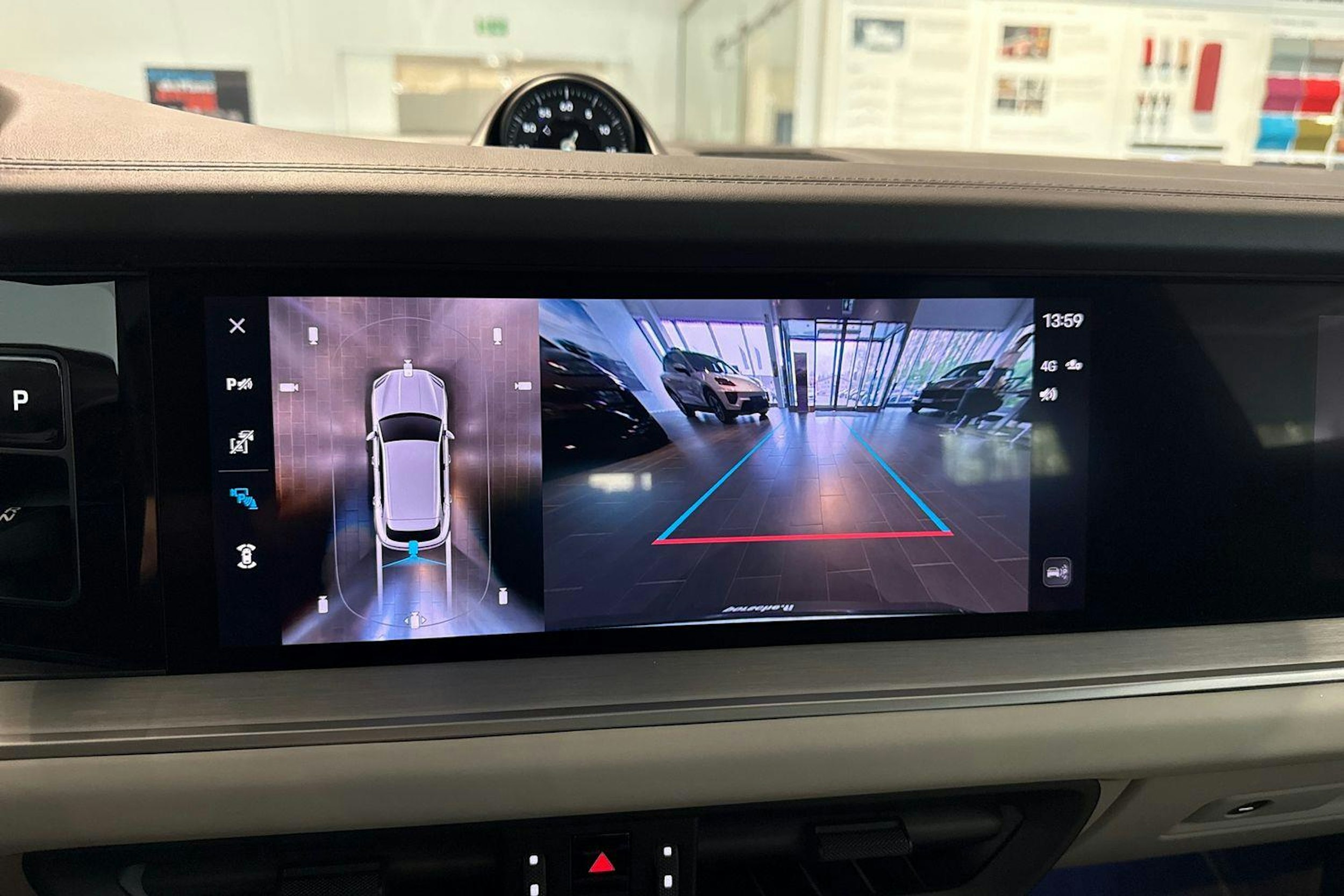 sininen Porsche Cayenne 2024 kuva 13.