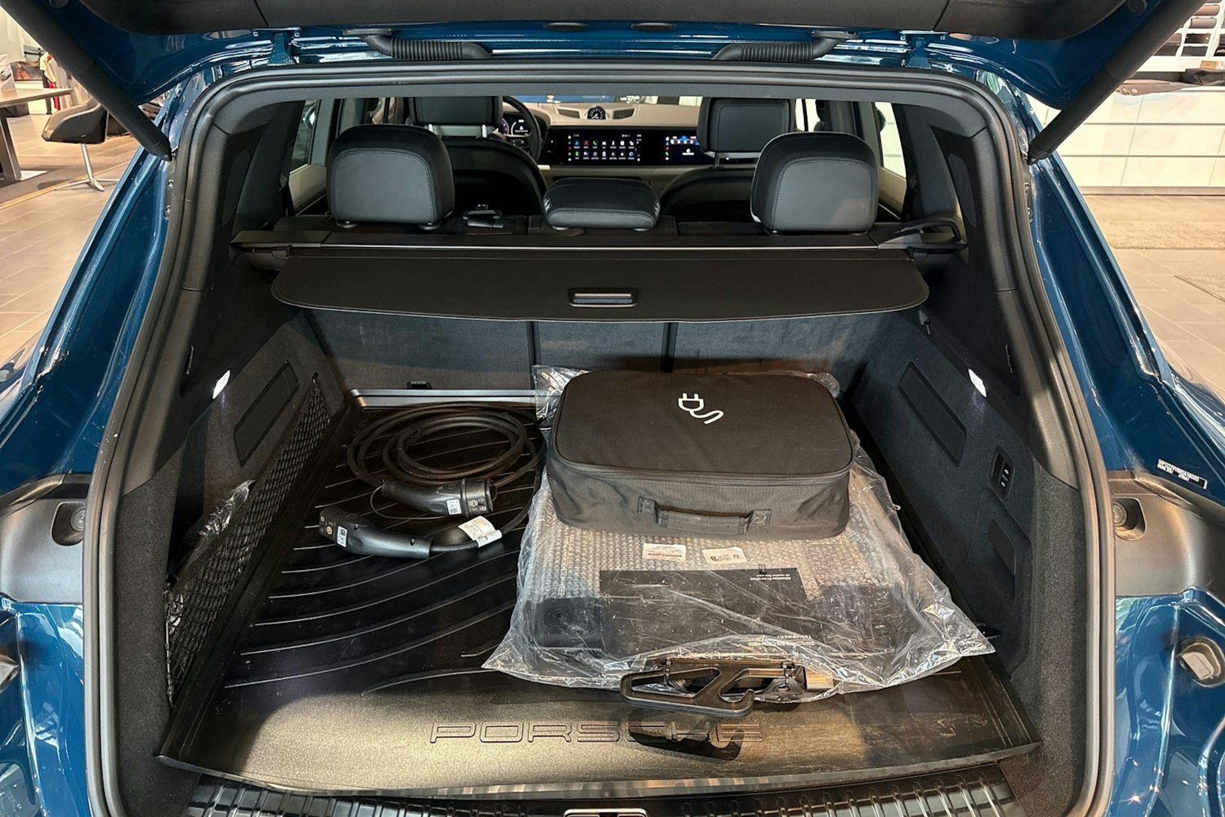 sininen Porsche Cayenne 2024 kuva 16.