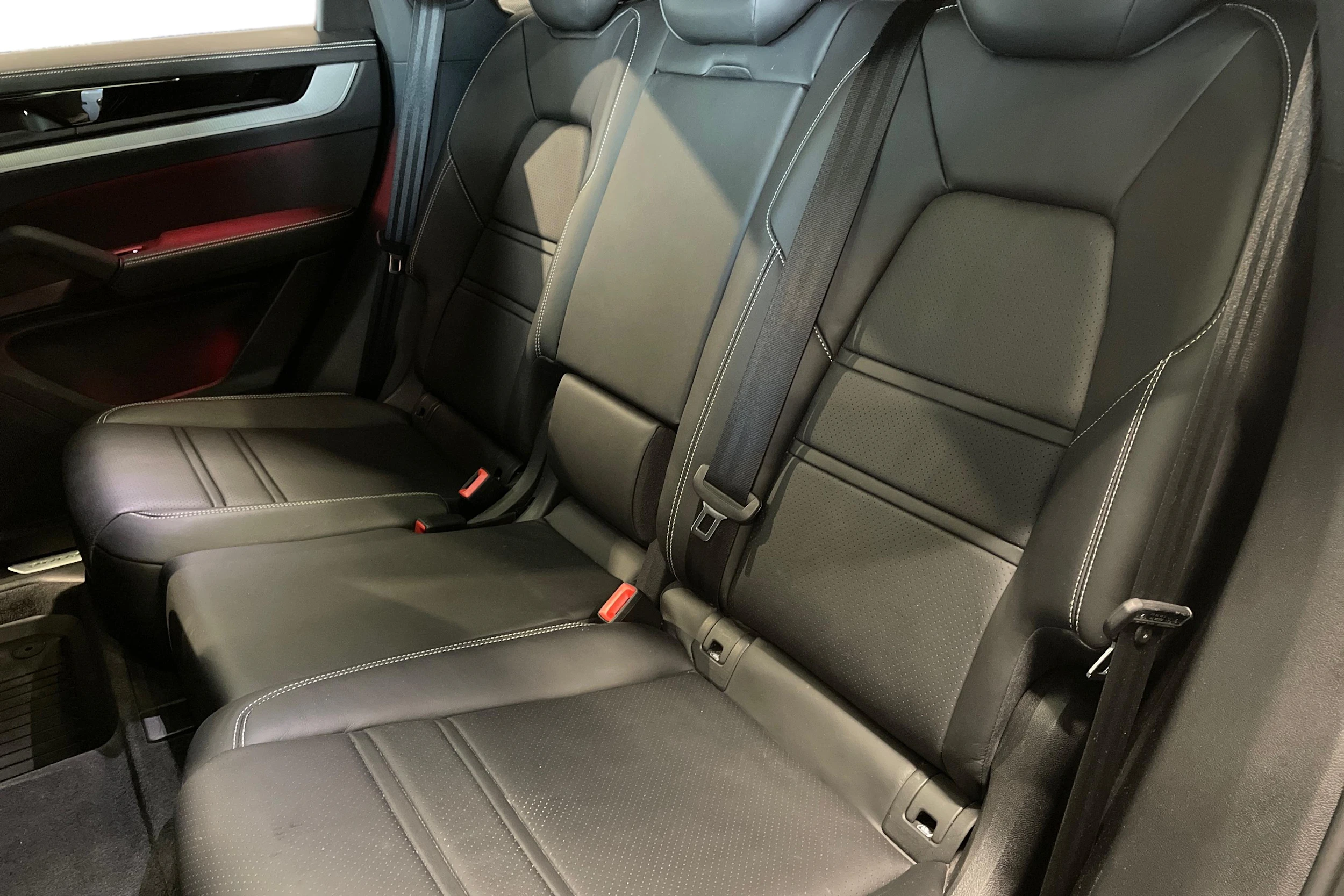 harmaa Porsche Cayenne 2024 kuva 10.