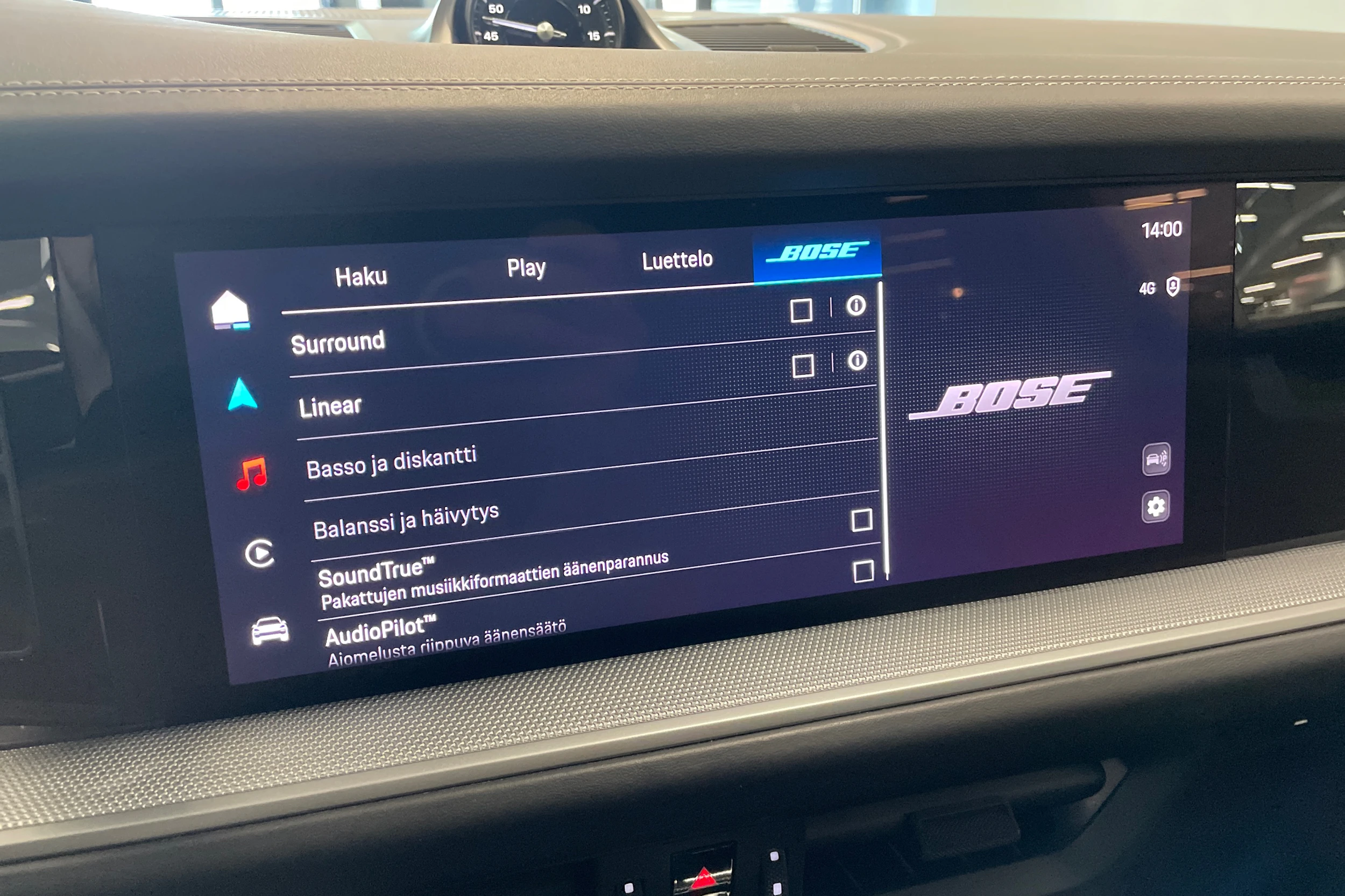 harmaa Porsche Cayenne 2024 kuva 15.