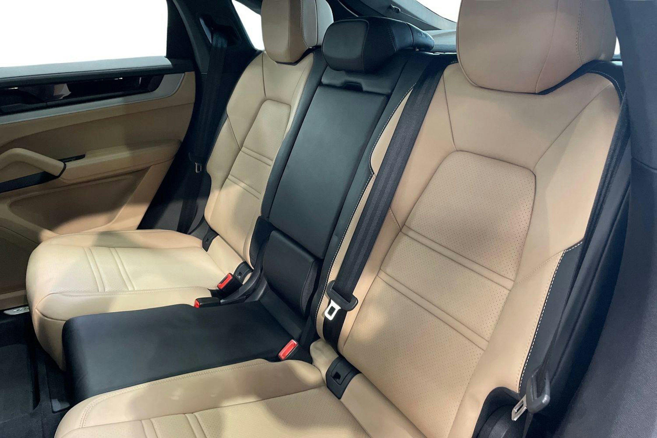 met. punainen Porsche Cayenne 2024 kuva 8.