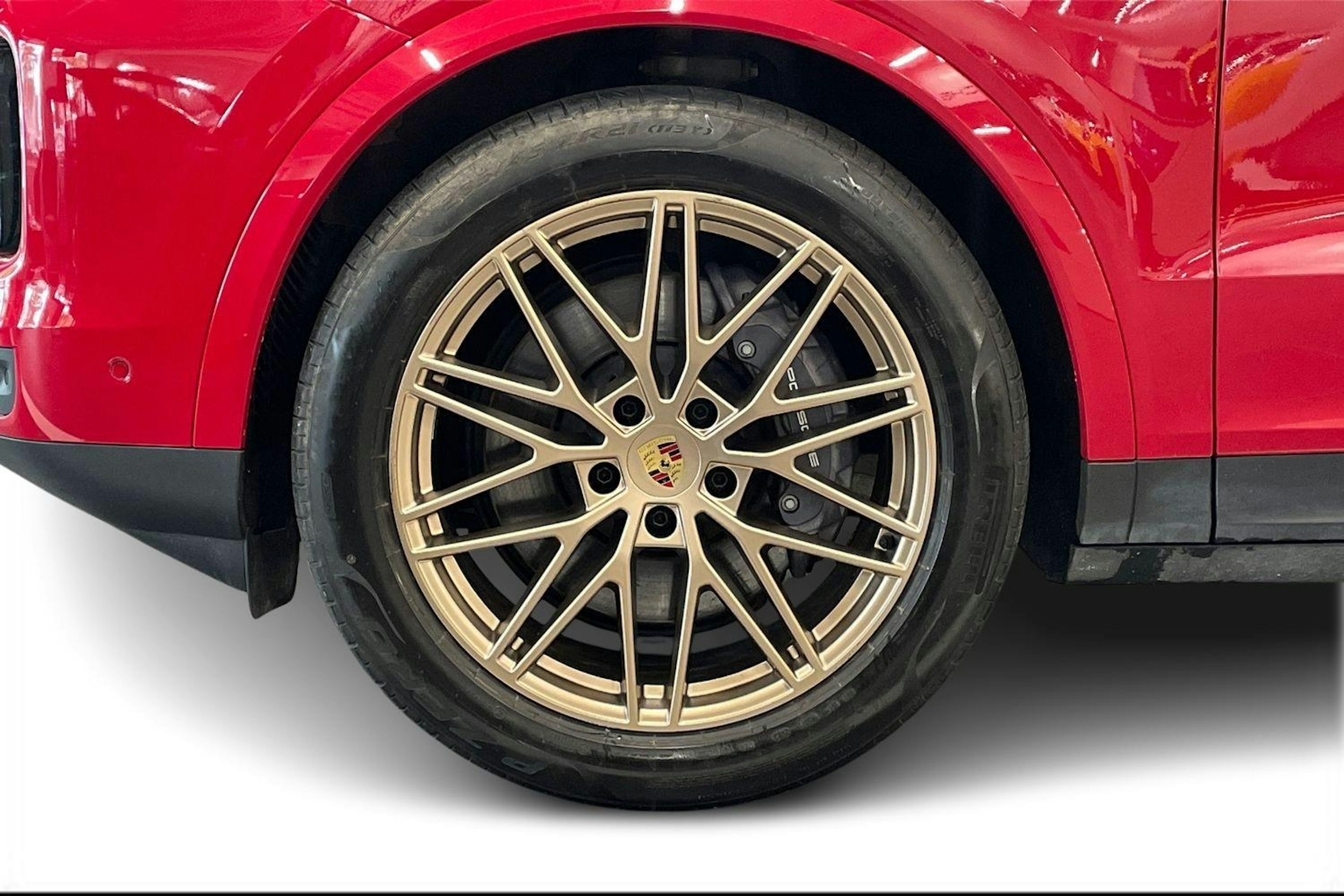met. punainen Porsche Cayenne 2024 kuva 9.