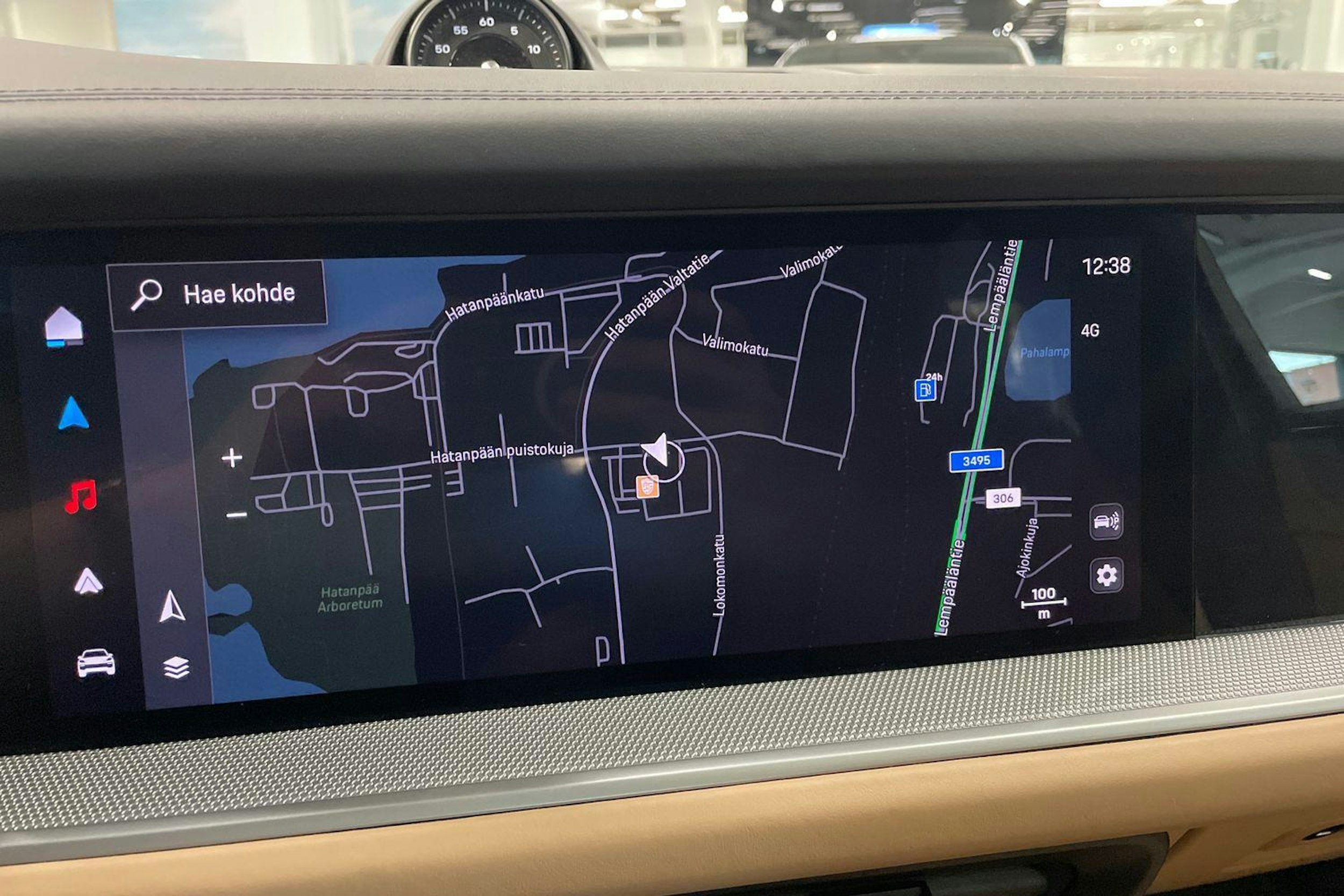 met. punainen Porsche Cayenne 2024 kuva 11.