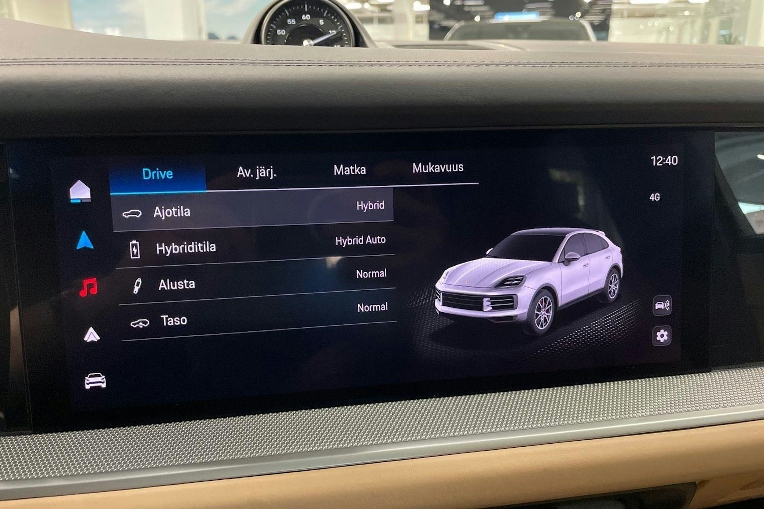 met. punainen Porsche Cayenne 2024 kuva 12.