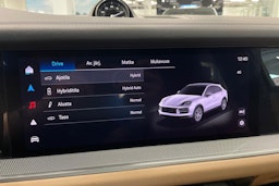 met. punainen Porsche Cayenne 2024 kuva 12.