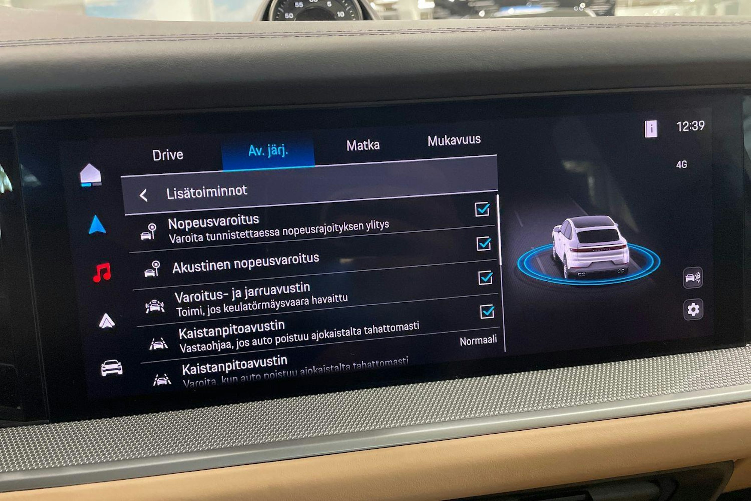met. punainen Porsche Cayenne 2024 kuva 13.