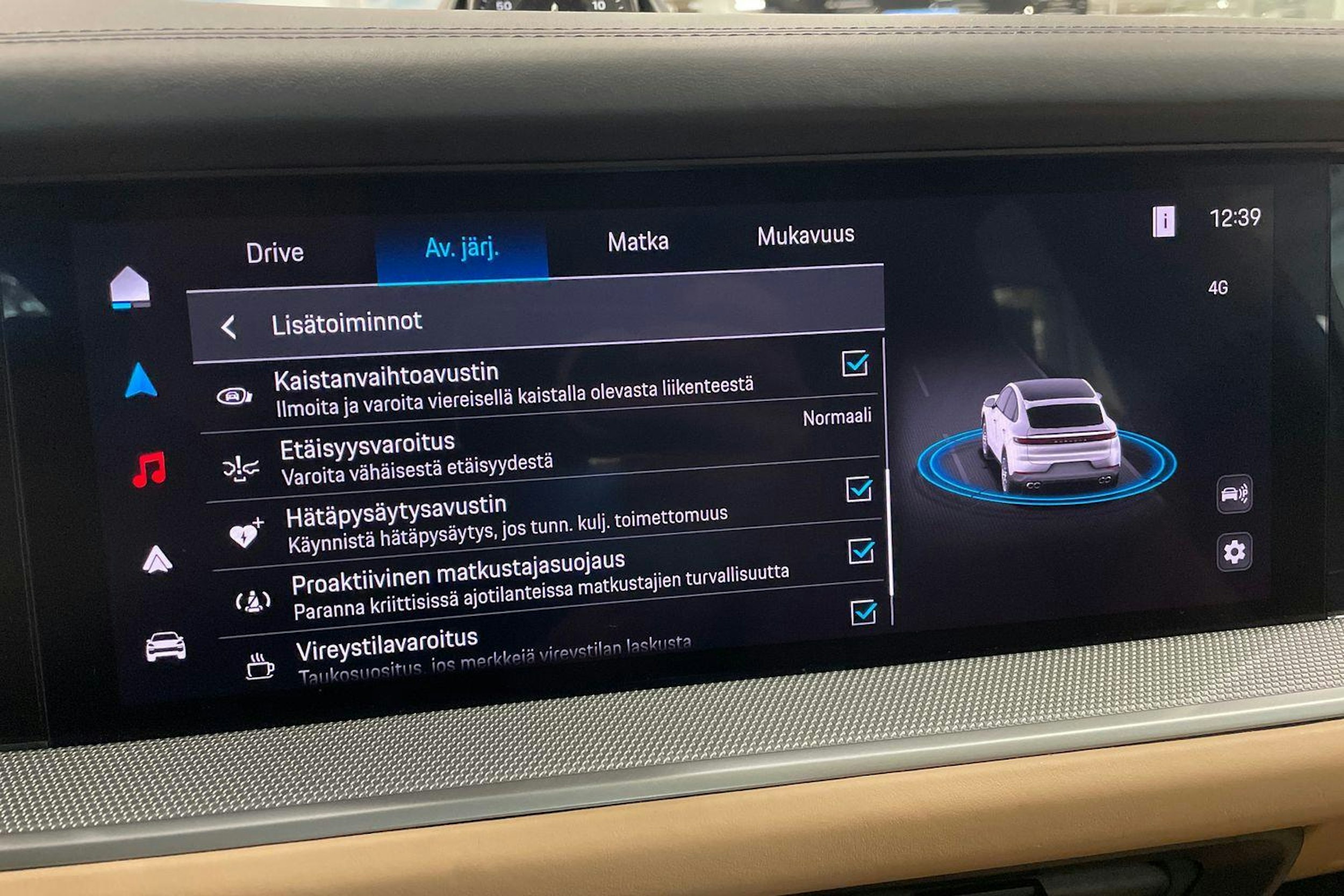 met. punainen Porsche Cayenne 2024 kuva 14.