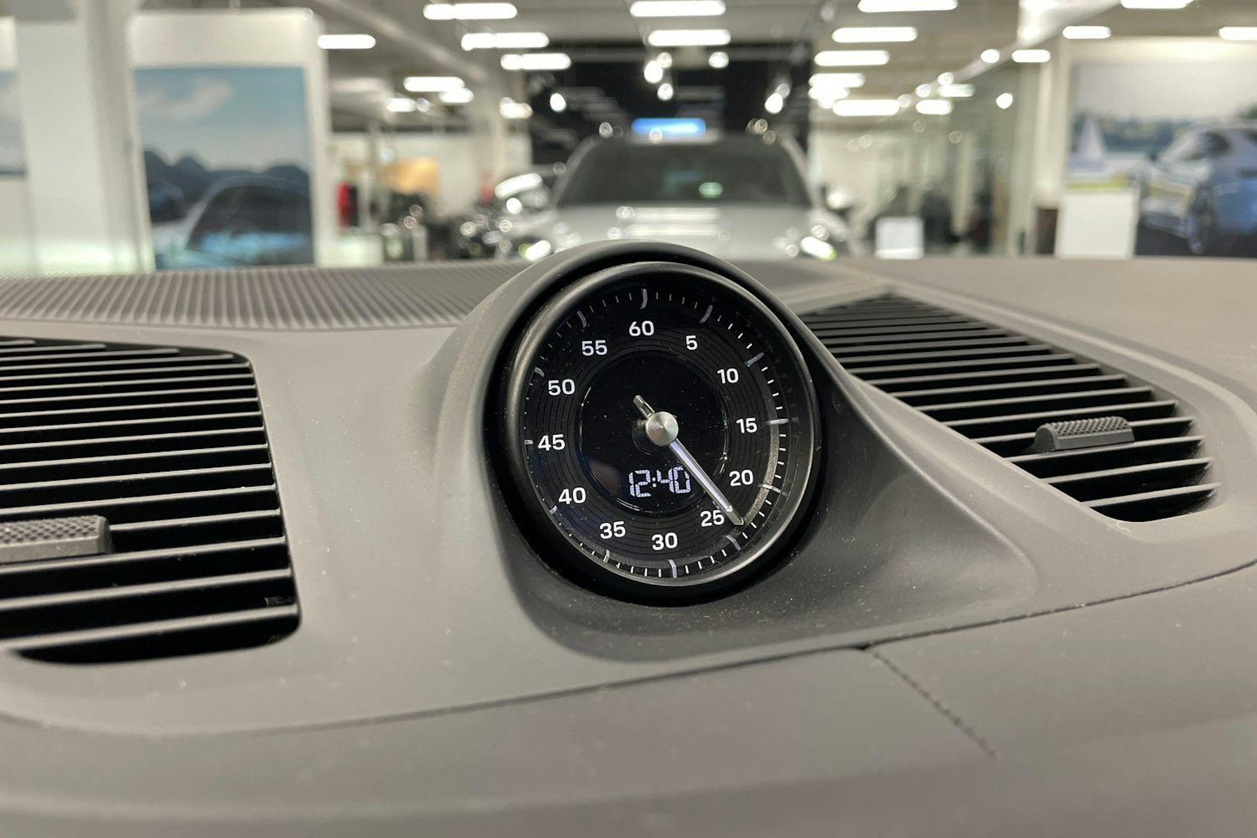 met. punainen Porsche Cayenne 2024 kuva 15.
