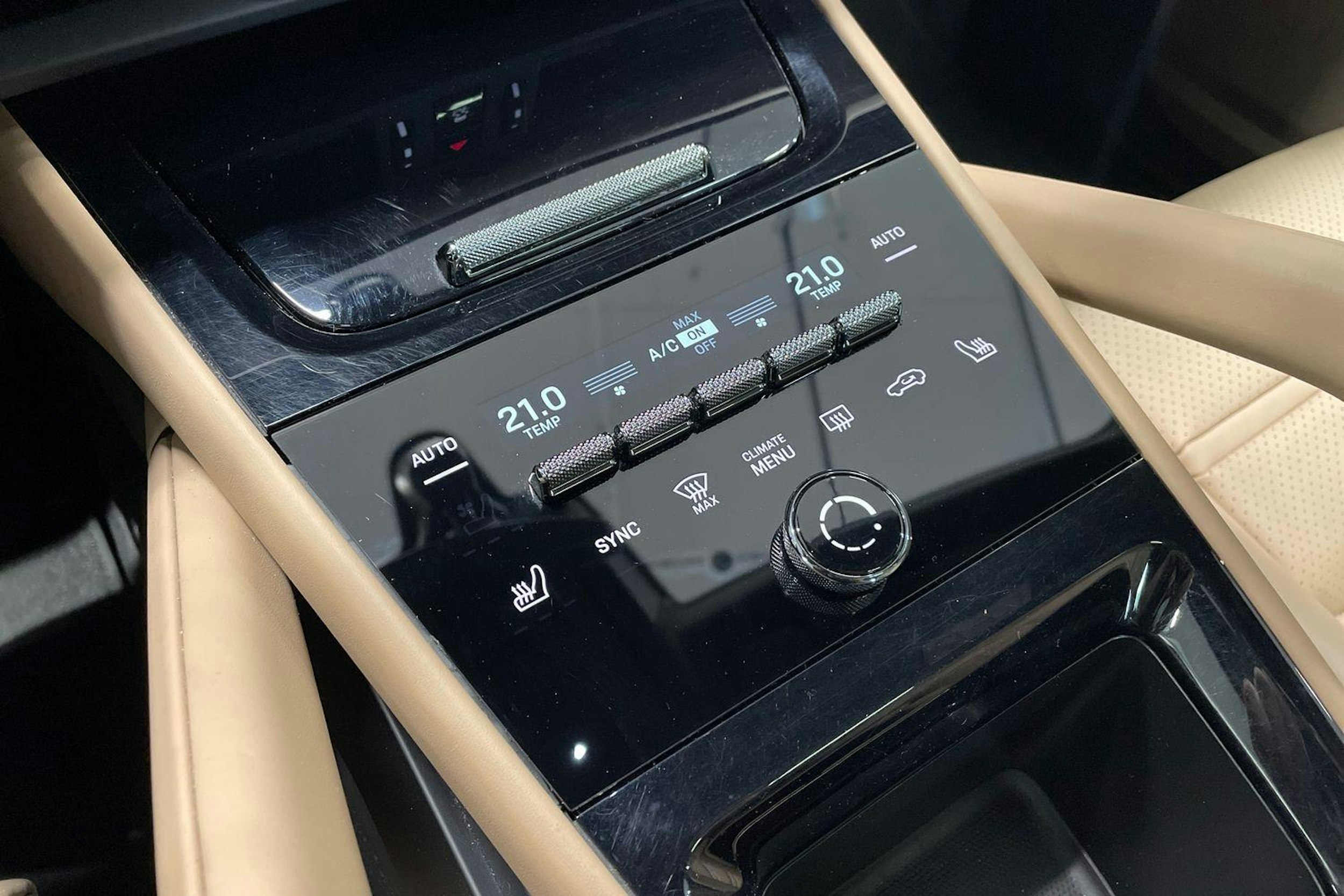 met. punainen Porsche Cayenne 2024 kuva 16.