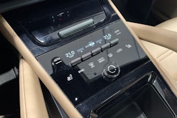 met. punainen Porsche Cayenne 2024 kuva 16.
