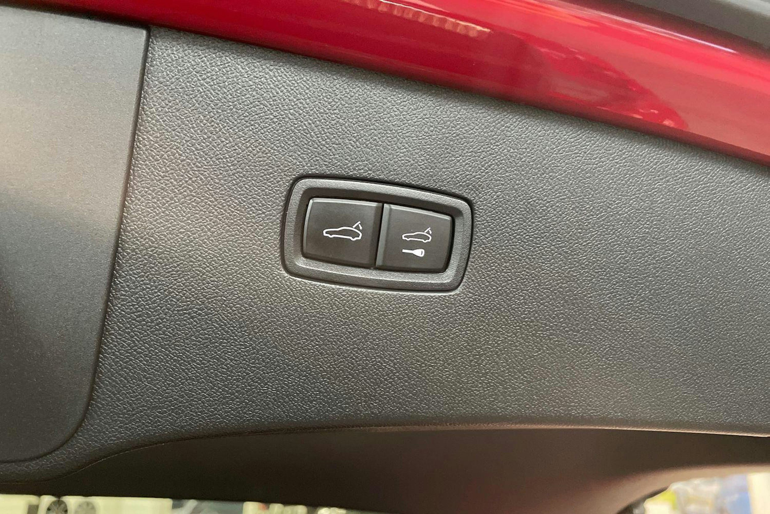 met. punainen Porsche Cayenne 2024 kuva 22.