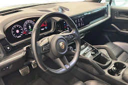 Harmaa Porsche Cayenne 2024 kuva 6.