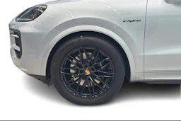 Harmaa Porsche Cayenne 2024 kuva 8.