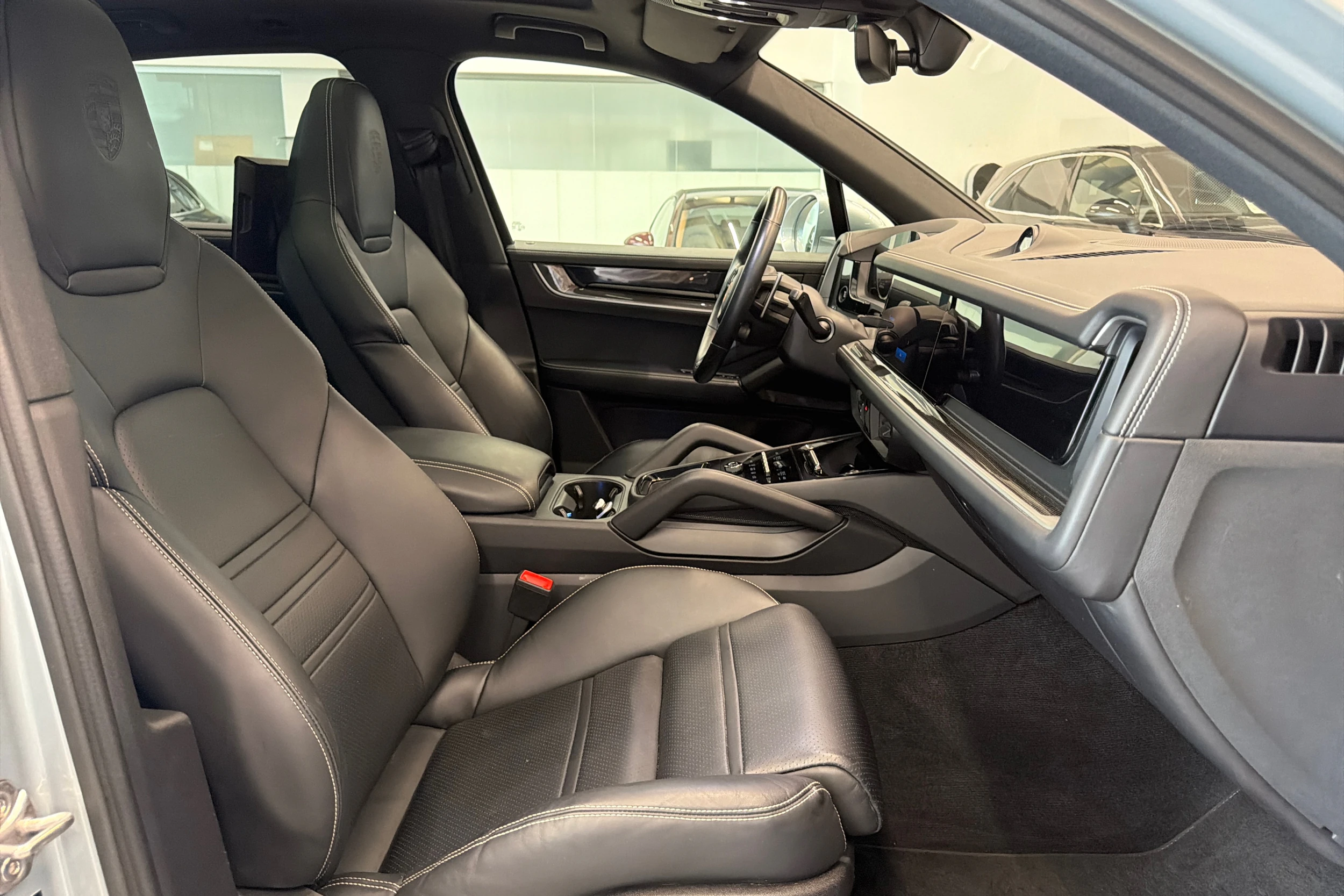 Harmaa Porsche Cayenne 2024 kuva 12.