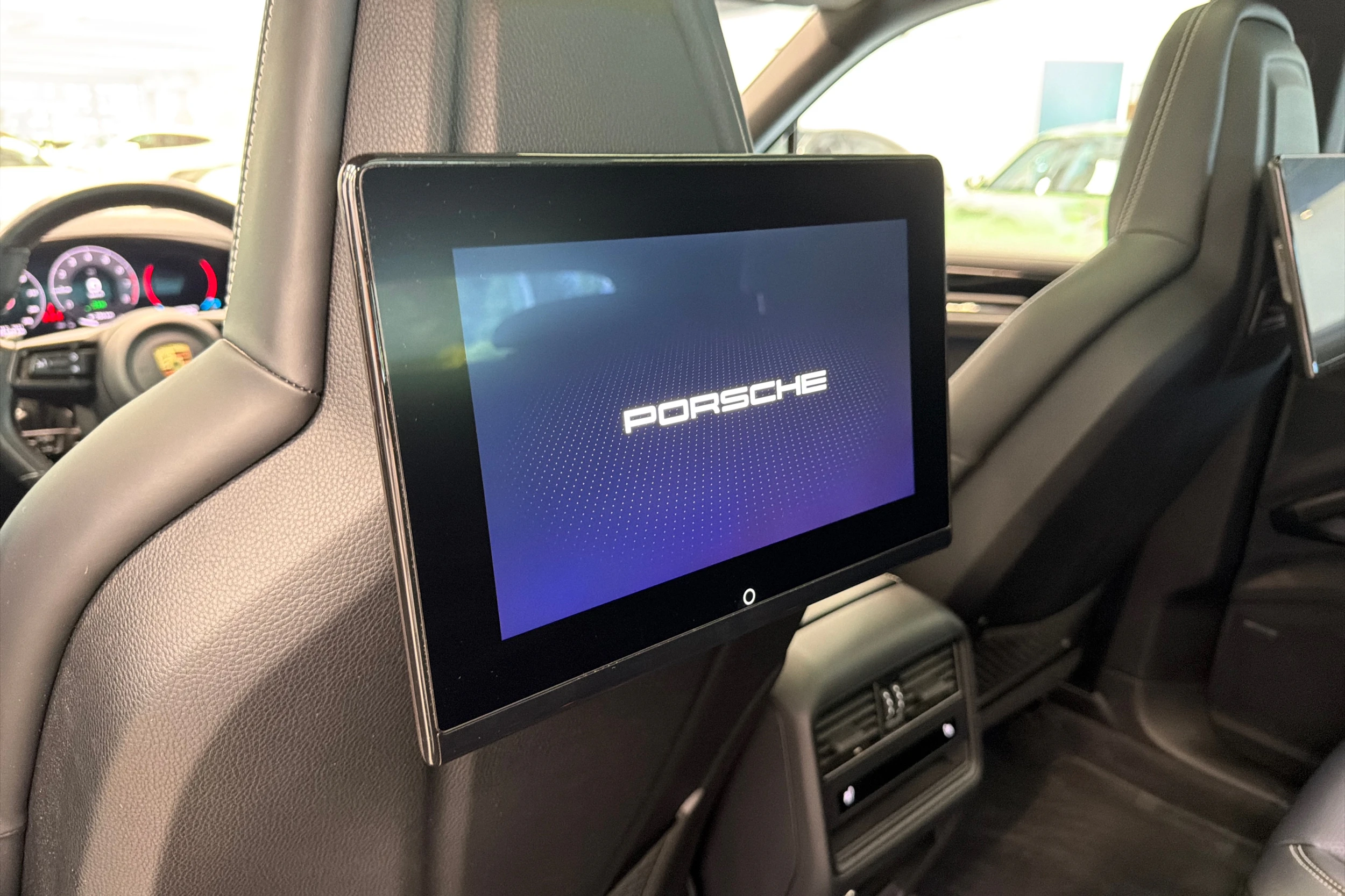Harmaa Porsche Cayenne 2024 kuva 16.