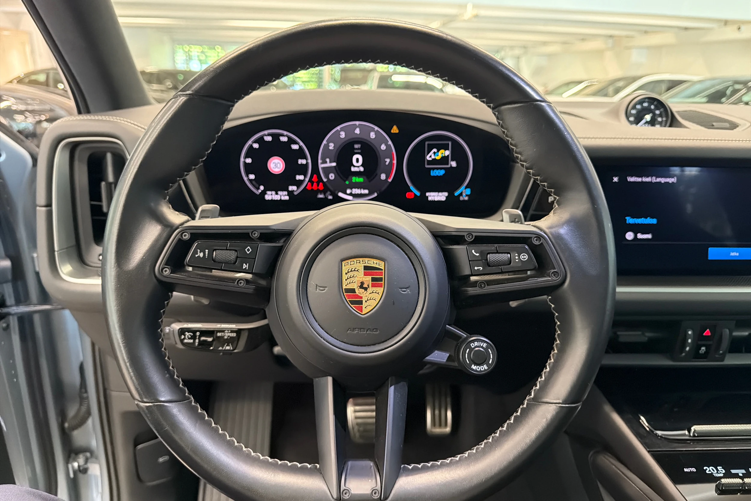 Harmaa Porsche Cayenne 2024 kuva 17.