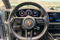 Harmaa Porsche Cayenne 2024 kuva 17.