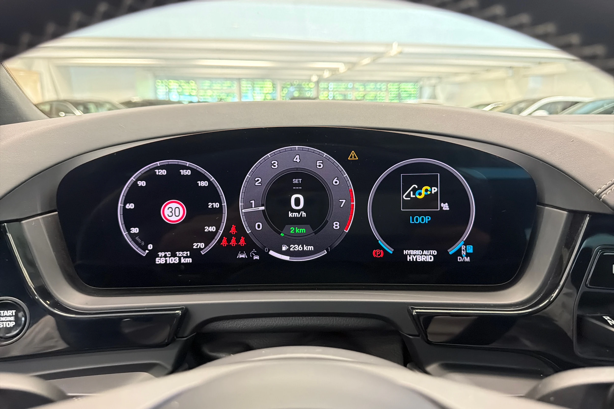 Harmaa Porsche Cayenne 2024 kuva 19.