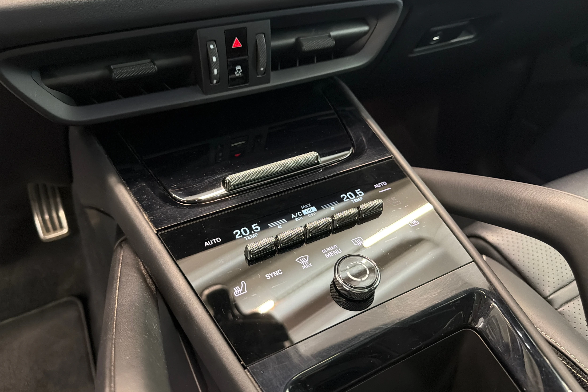 Harmaa Porsche Cayenne 2024 kuva 21.