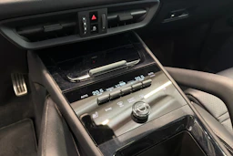 Harmaa Porsche Cayenne 2024 kuva 21.