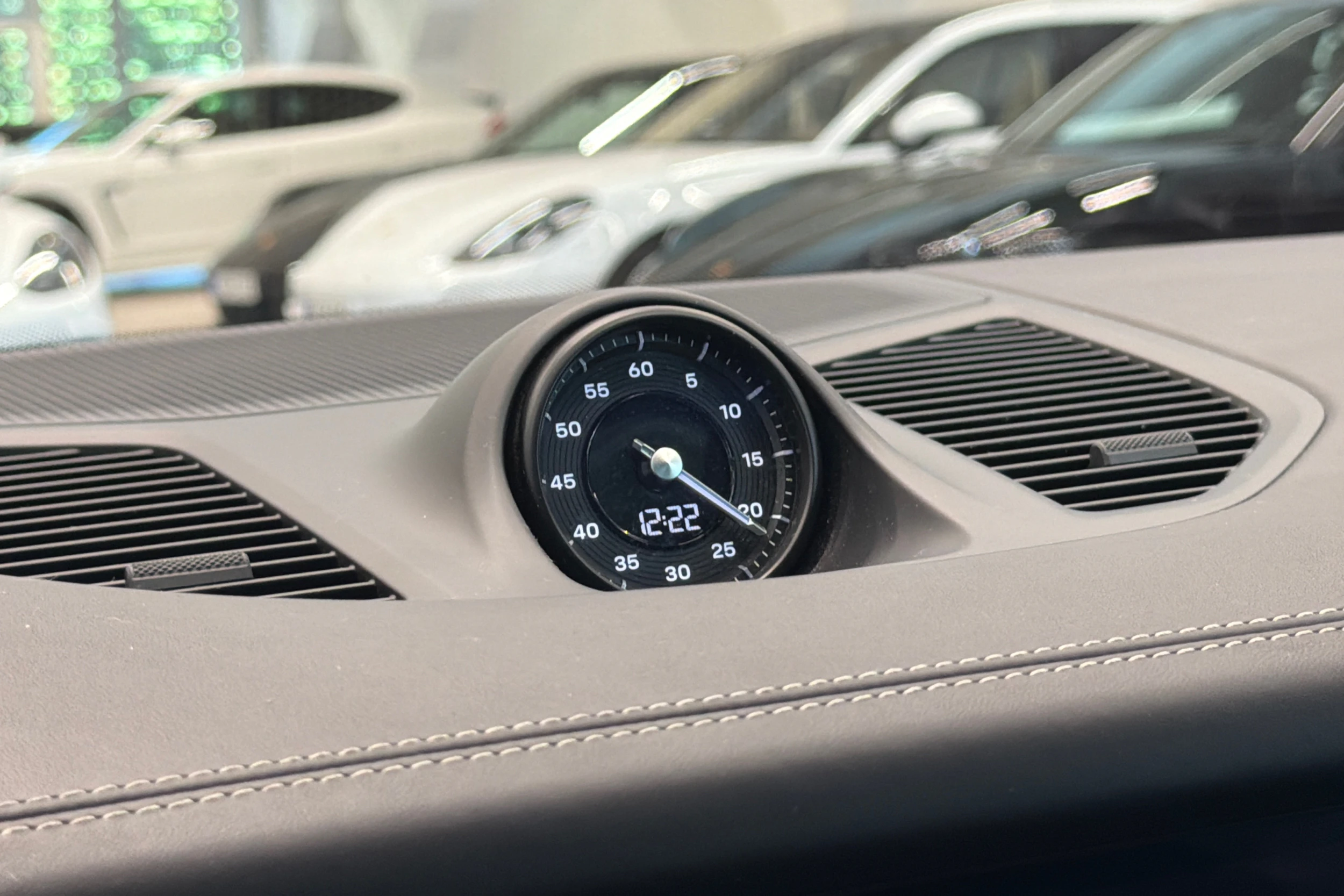 Harmaa Porsche Cayenne 2024 kuva 23.