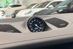 Harmaa Porsche Cayenne 2024 kuva 23.