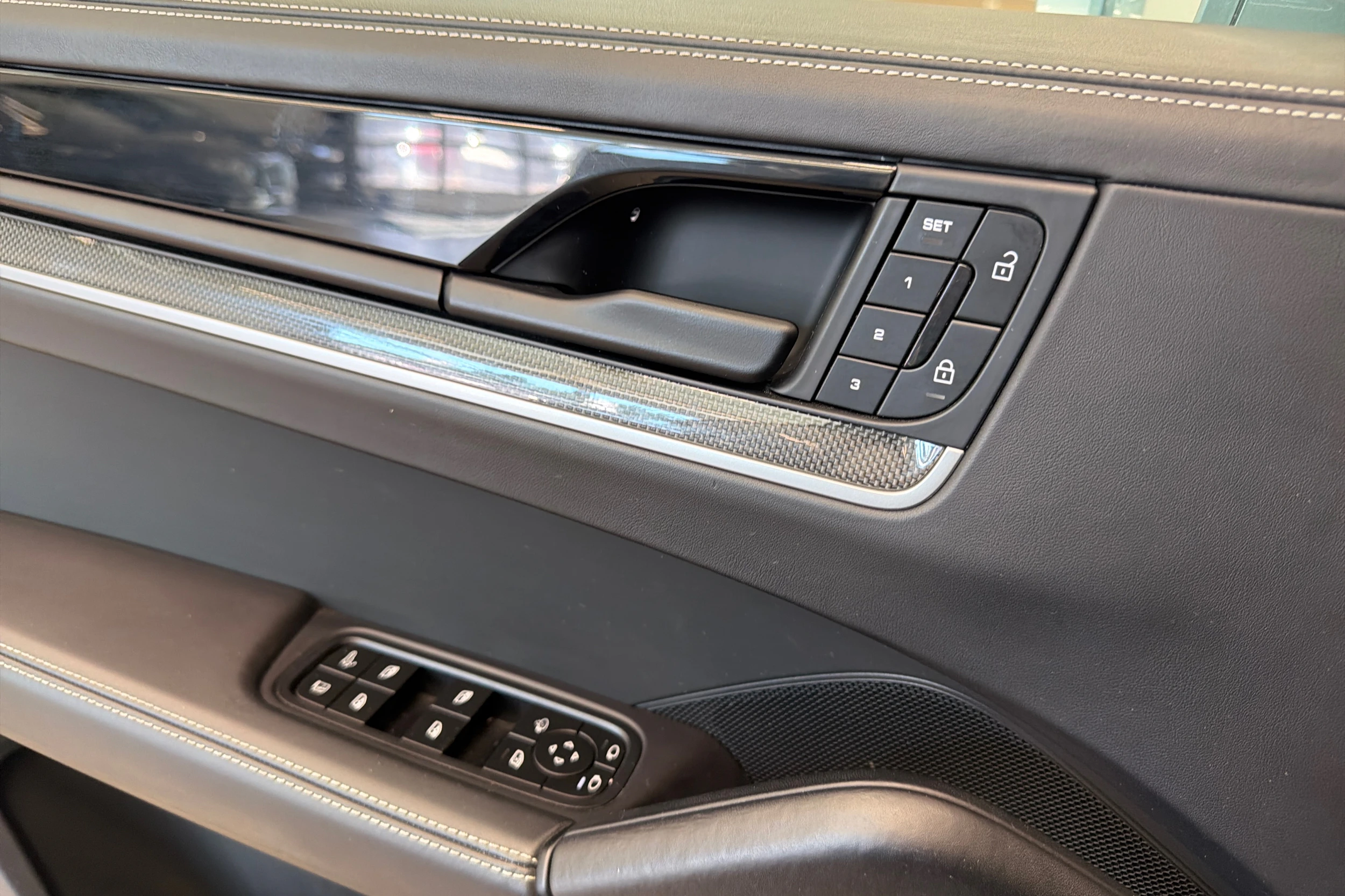 Harmaa Porsche Cayenne 2024 kuva 24.