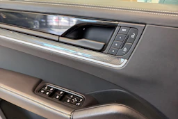 Harmaa Porsche Cayenne 2024 kuva 24.