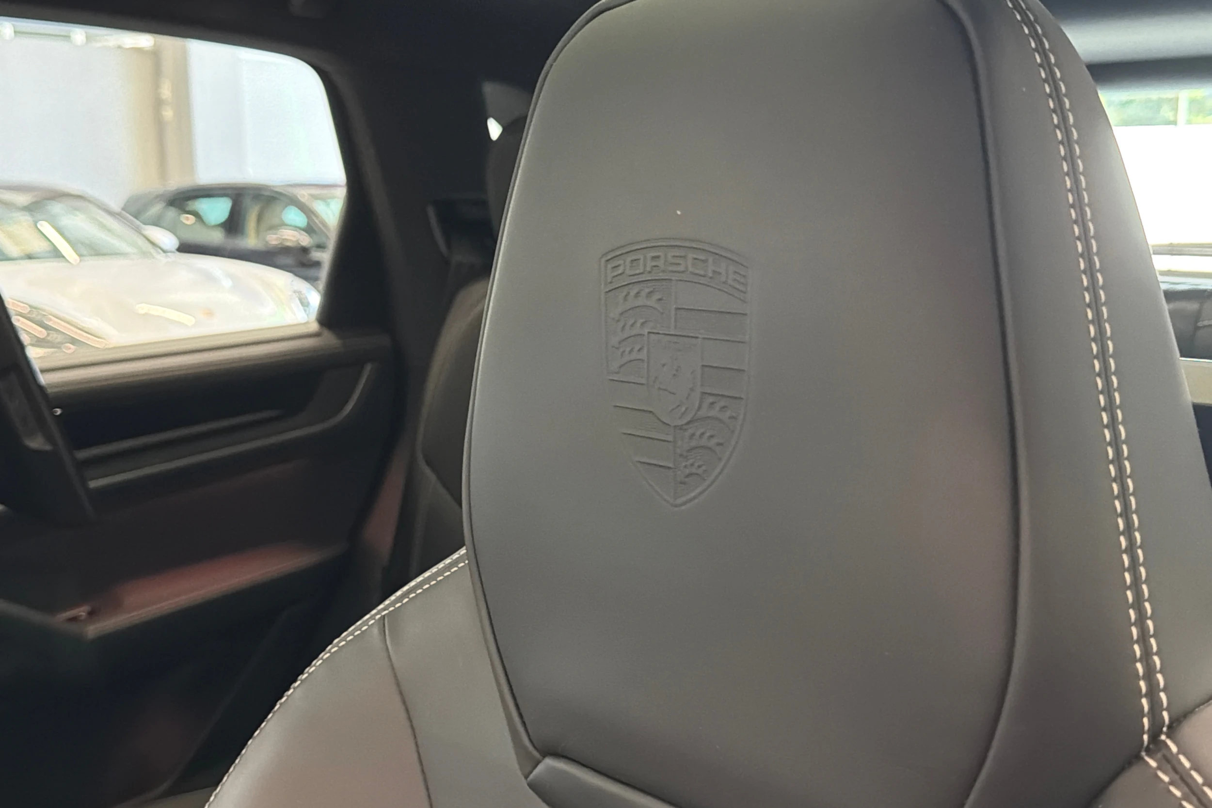 Harmaa Porsche Cayenne 2024 kuva 30.